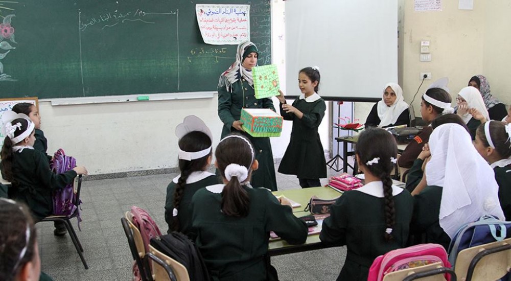 طالبات في مدرسة