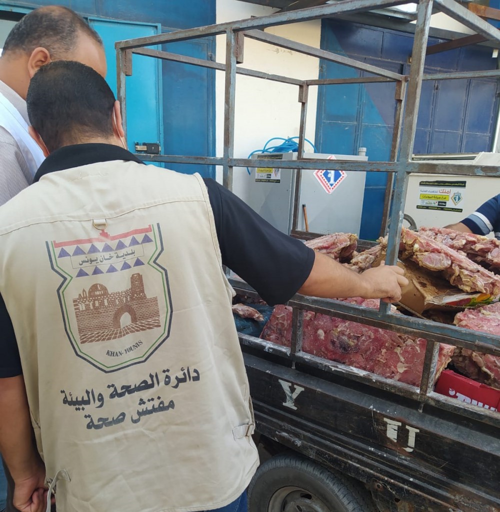 لجنة الرقابة الصحية تضبط وتتلف تمور ومجمدات فاسدة بخان يونس