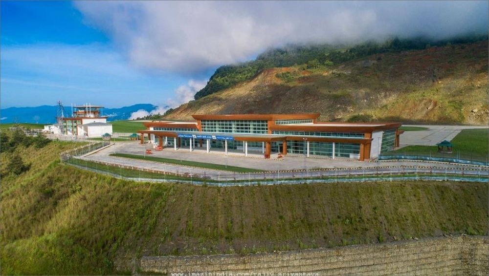 ​عجائب الهند.. مطار فوق جبال الهيمالايا