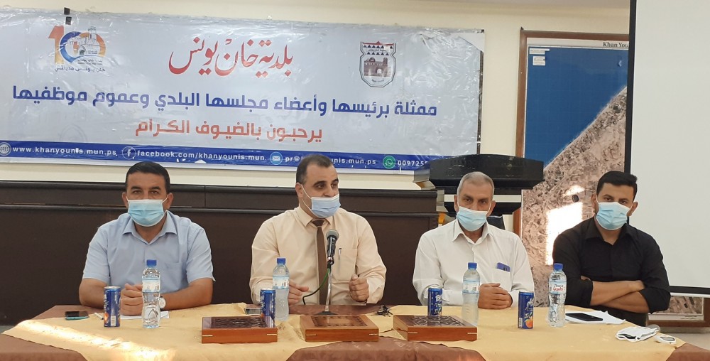 طوارئ خان يونس تبحث مع أصحاب المطاعم تطبيق إجراءات السلامة