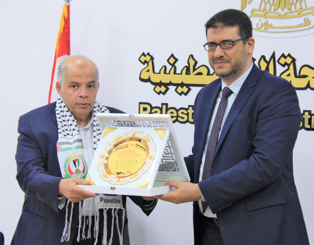 وكيل وزارة الصحة أثناء تكريم الوفد المصري 