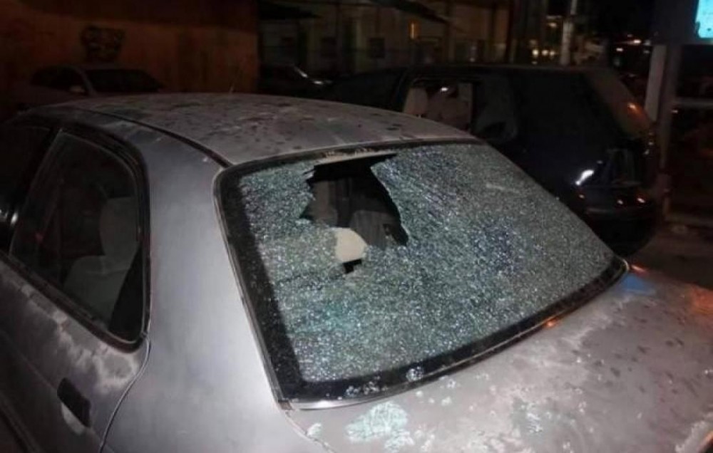 مستوطنون يحطمون مركبات مواطنين في بيت إكسا شمال غرب القدس
