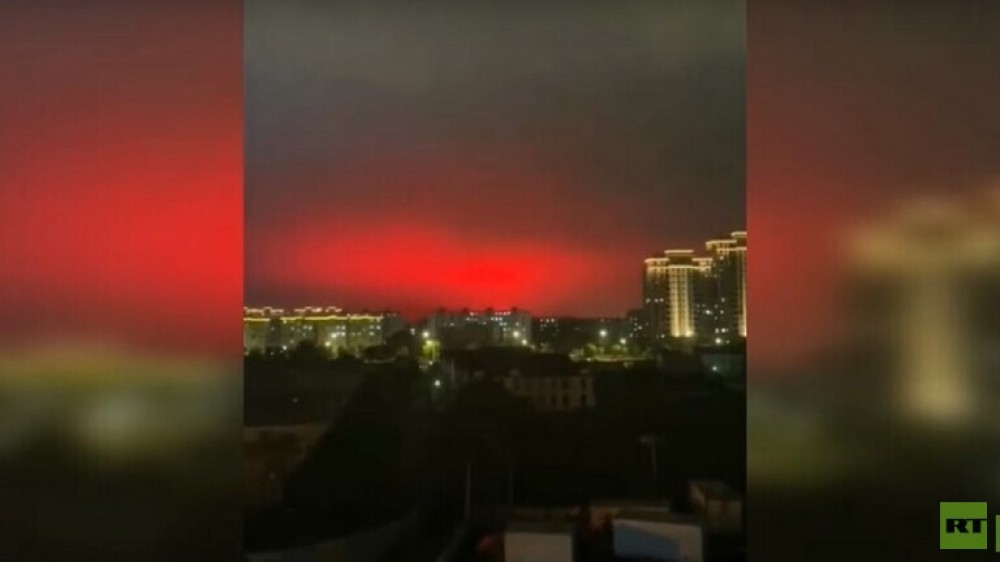 سماء مدينة قرب شنغهاي بالصين تتلون بالأحمر الدموي 
