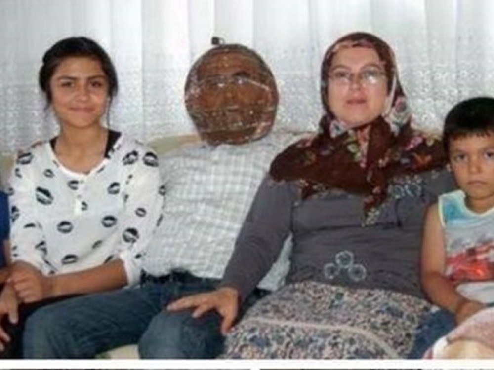 زوجها داخل قفص