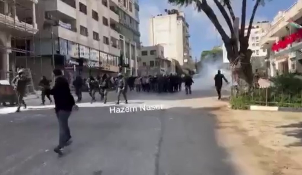 جانب من الإعتداء على جنازة الشهيد خروشة
