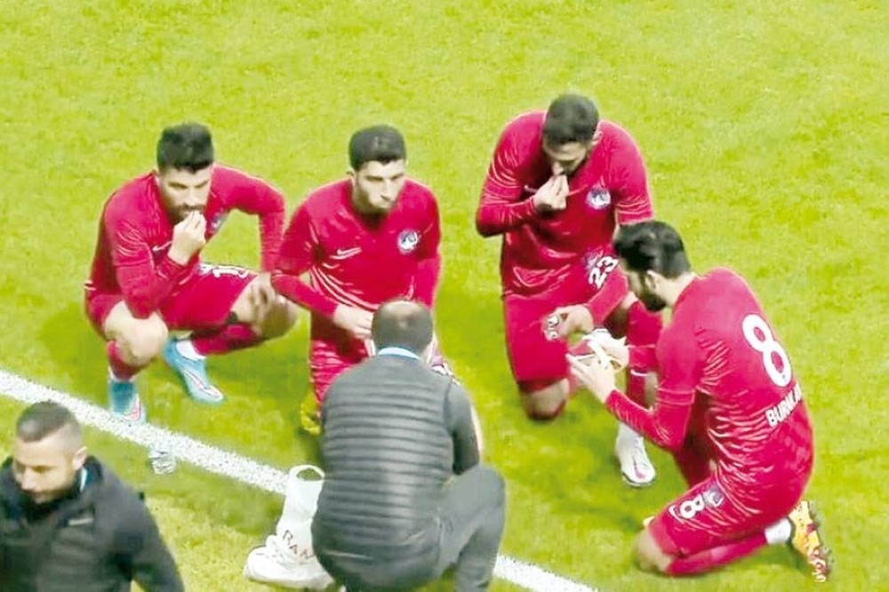 عدم السماح بايقاف مباريات كرة القدم للإفطار يثير جدلاً في فرنسا