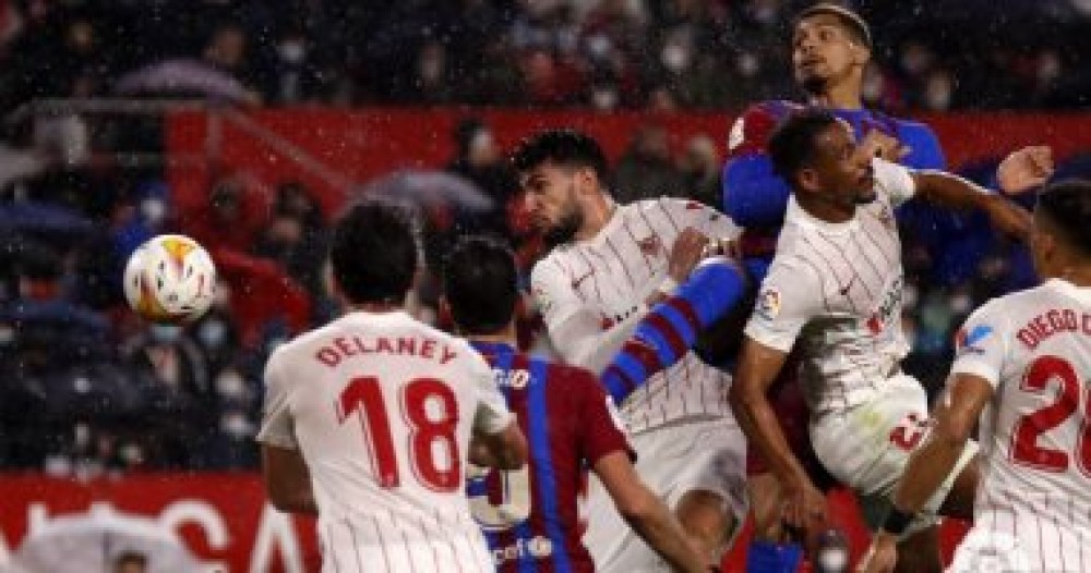 برشلونة يستضيف إشبيلية فى مواجهة منتظرة بالدوري الإسباني الليلة