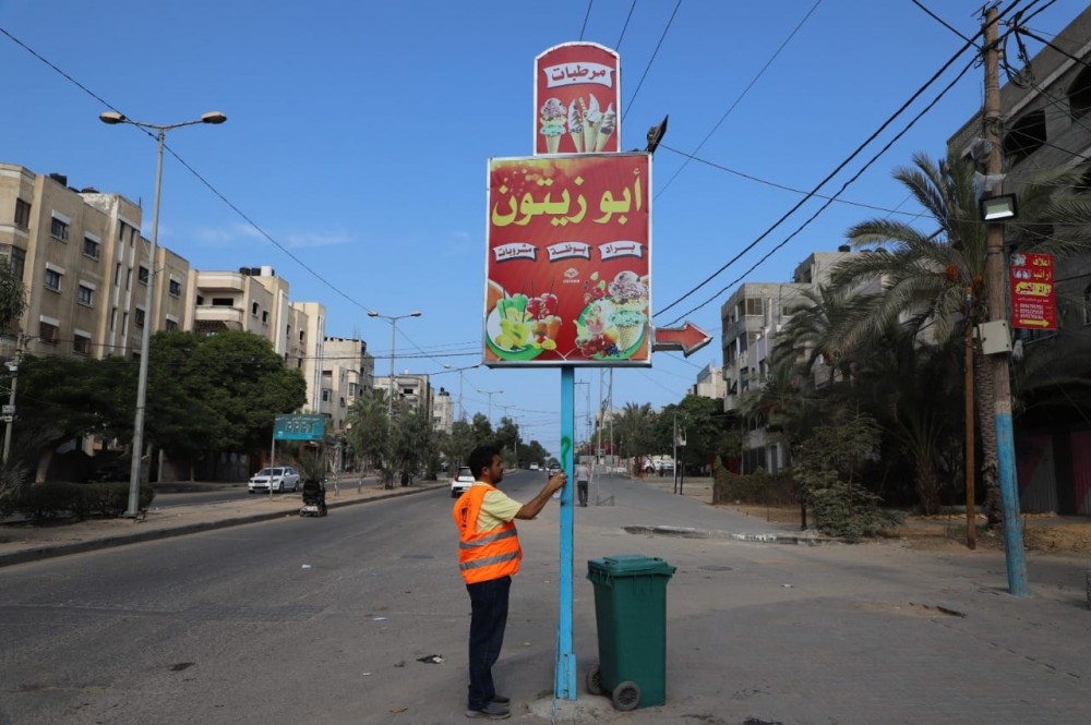 بلدية جباليا النزلة تبدأ بإزالة اللوحات الإعلانية المخالفة 
