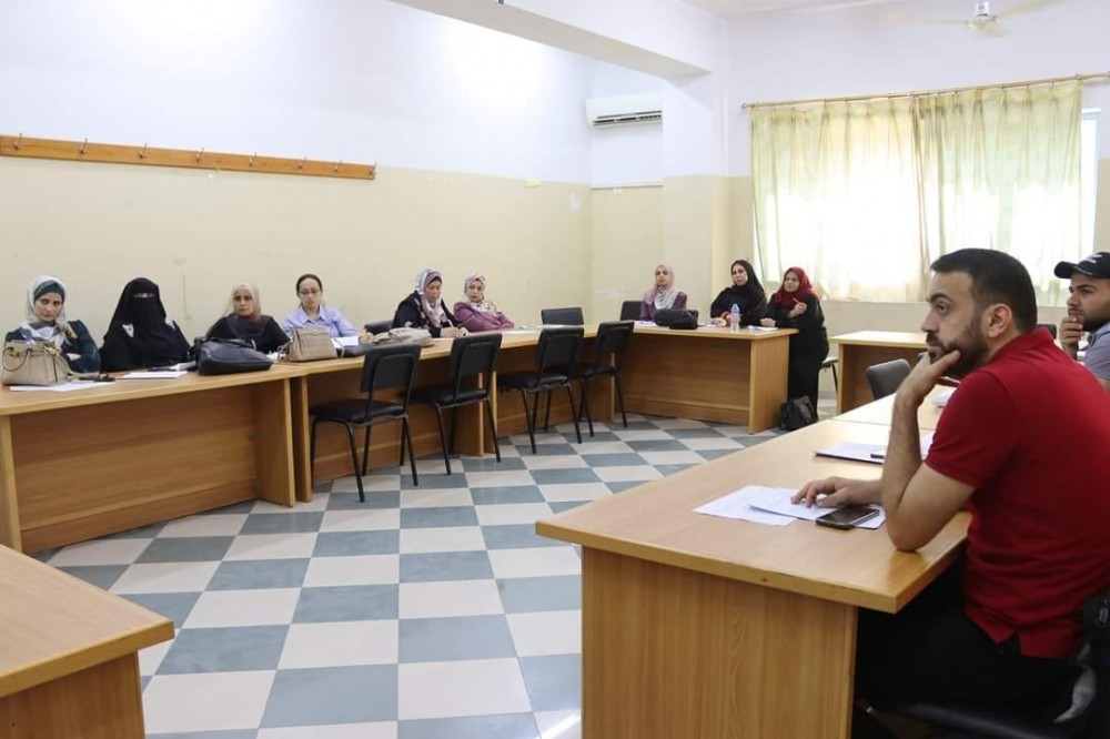 تعليم شرق غزة تناقش دليل المعلم في مبحثي العلوم و الرياضيات للصف السادس