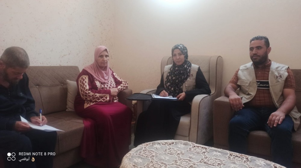 دائرة الإرشاد بوزارة الأسرى تزور عدداً من أهالي الأسرى
