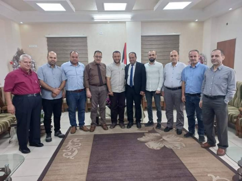 فضائية الأقصى تكرم إدارة مجمع الشفاء الطبي 