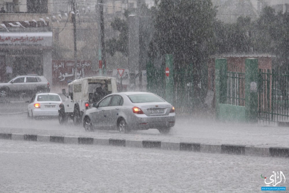 انخفاض ملموس على الحرارة وسقوط زخات متفرقة من الأمطار