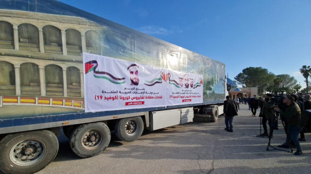 لحظة وصول شحنة المساعدات إلى معبر رفح 