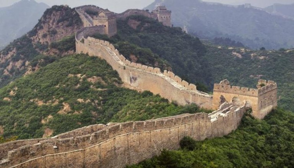 القبض على شخصين حفرا طريقاً مختصراً في سور الصين العظيم