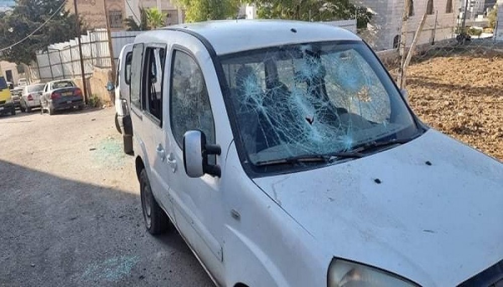 مستوطنون يحطمون مركبة في البلدة القديمة بالخليل