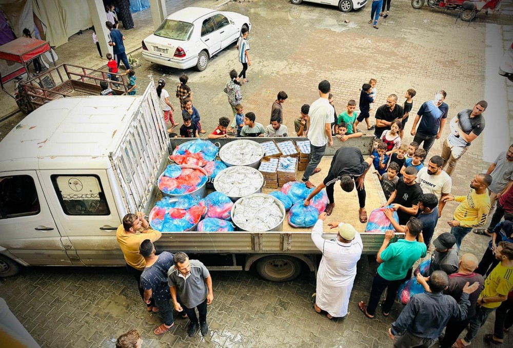 توزيع الطعام على النازحين في رفح