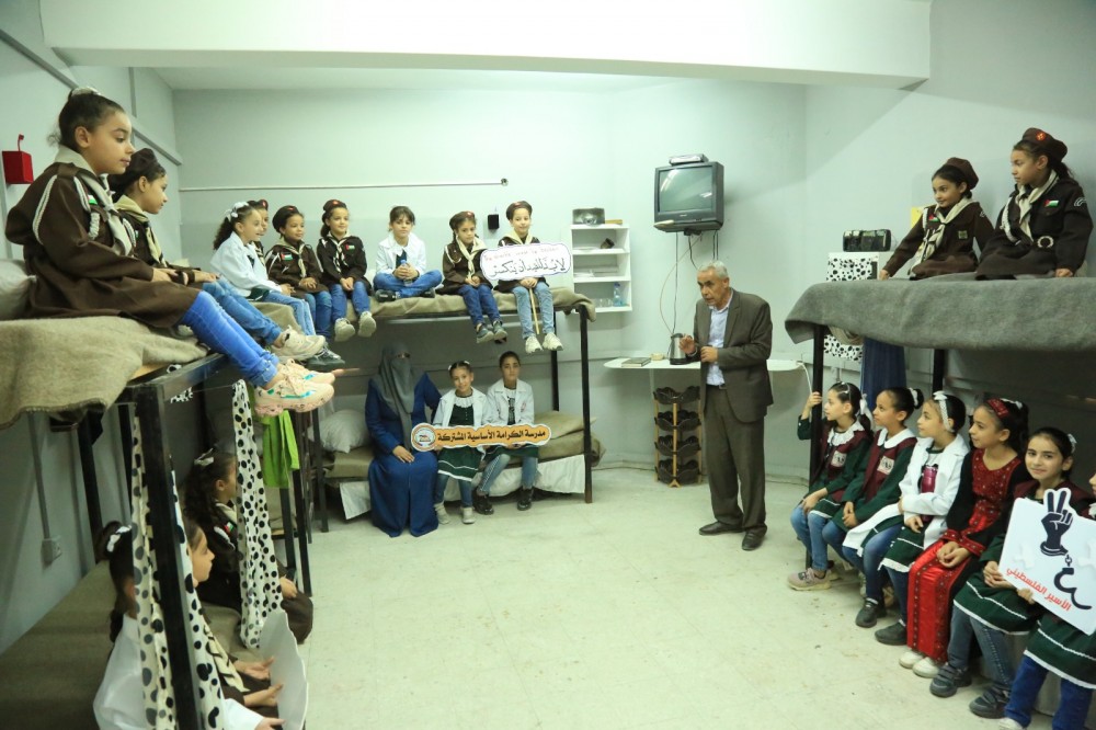 وزارة الأسرى تستقبل مجموعة من طالبات مدرسة الكرامة الابتدائية للبنات 