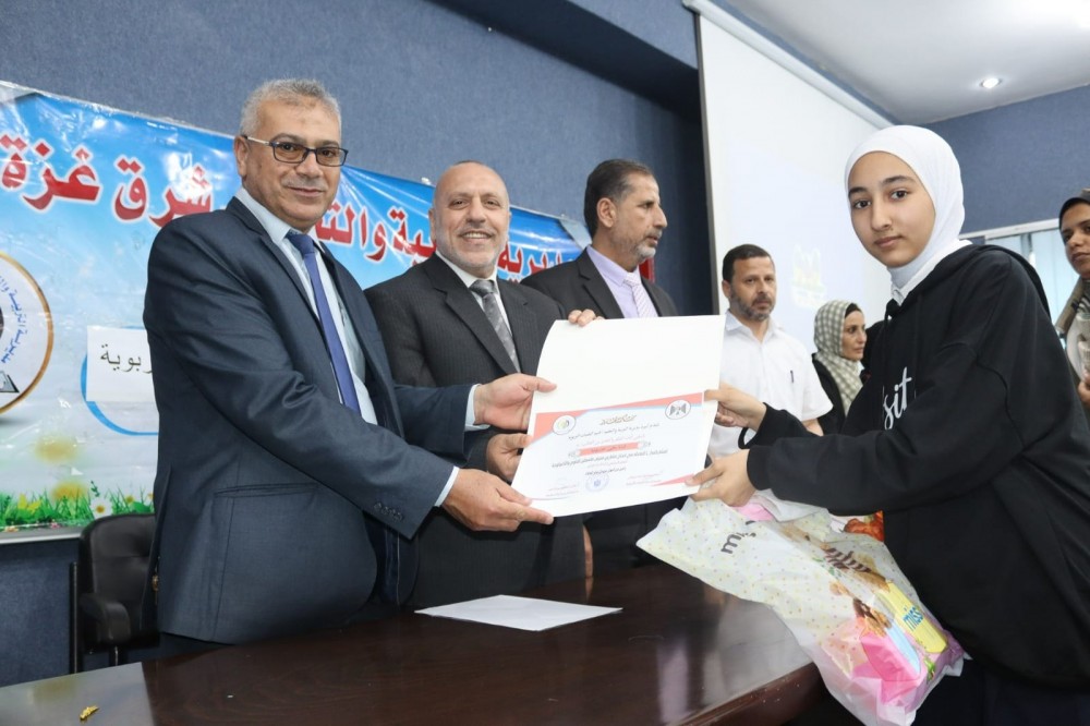 تعليم شرق غزة تكرّم كوكبة من الطلبة الفائزين في مسابقات 