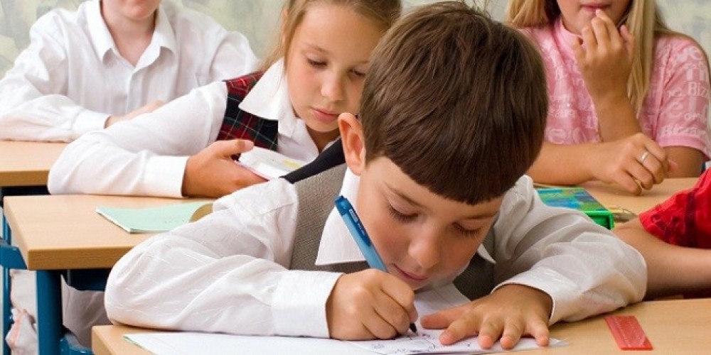 كيف أساعد طفلي على تحسين خطه؟