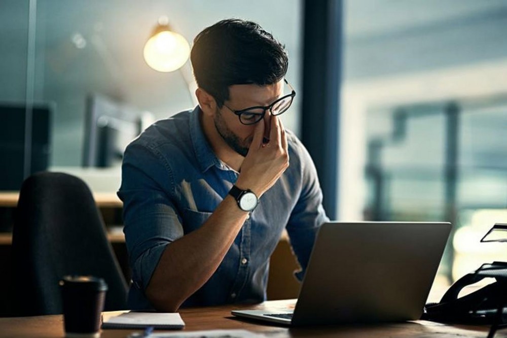 5 نصائح للحفاظ على العينين من أضرار الكمبيوتر