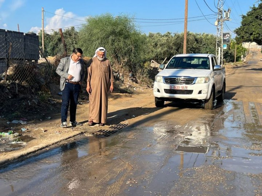 بلدية الزوايدة تتفقد أحوال الشوارع بعد تساقط الأمطار 