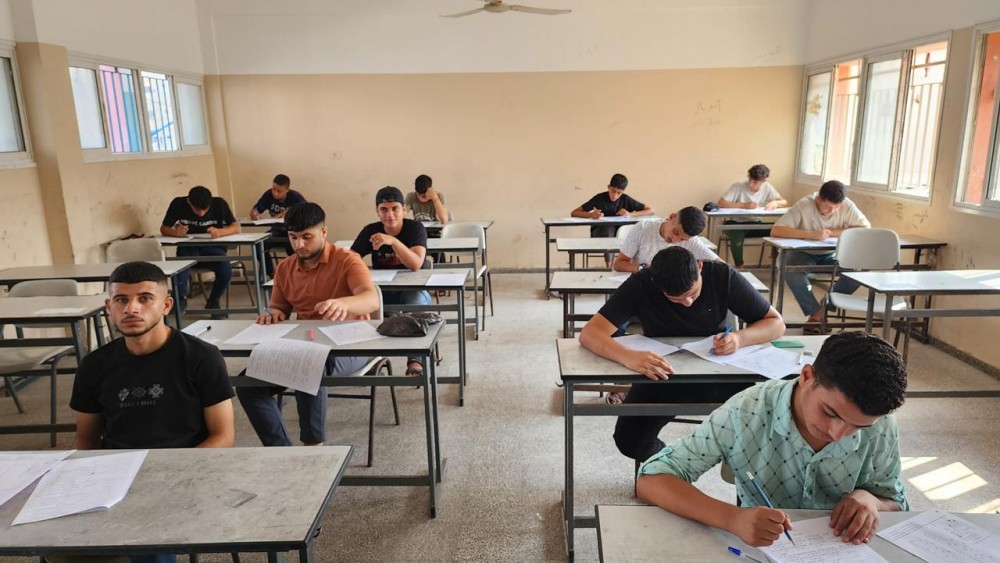 جانب من بدء تقديم الامتحانات