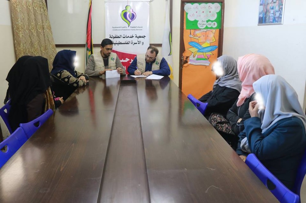 خدمات الطفولة توزع كفالات الأيتام لشهر مارس