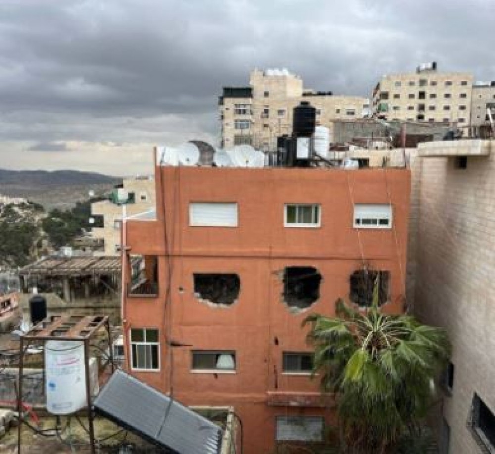 الدمار الذي لحق بمنزل أبو شخيدم