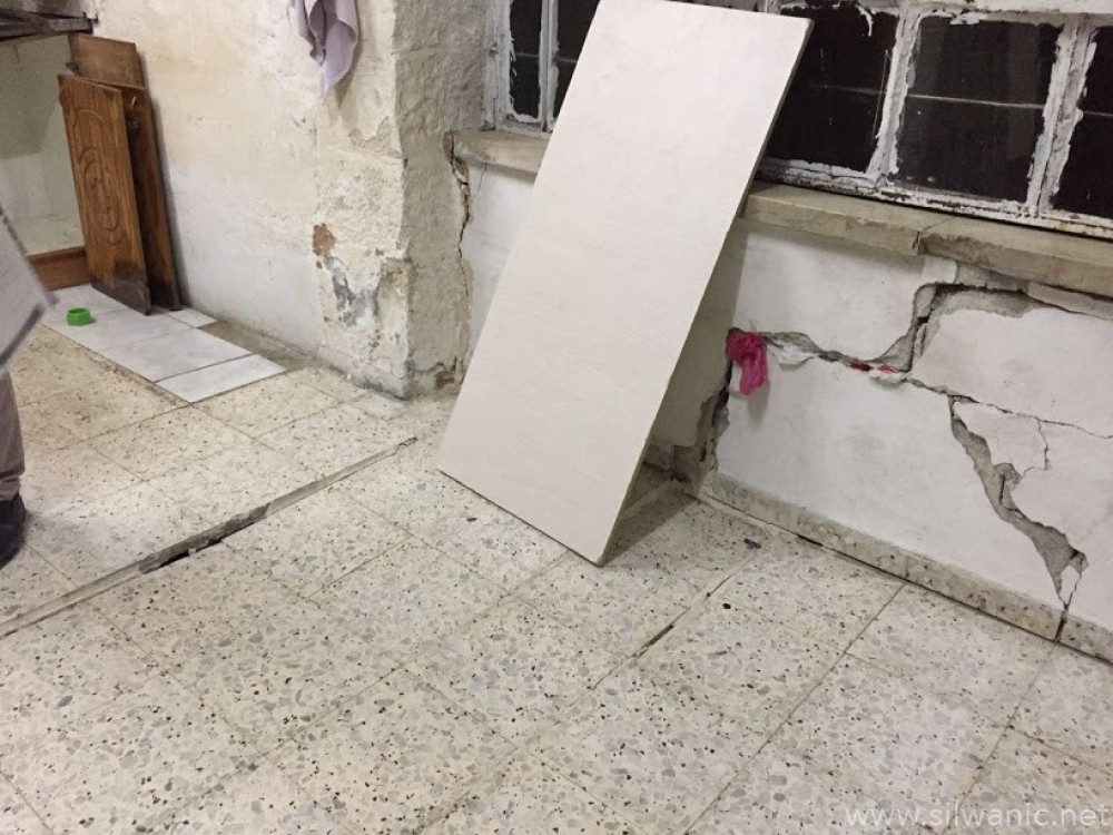جانب من التشققات بالمنازل 
