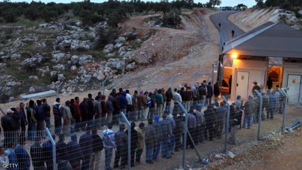 عمال فلسطينيون على احد الحواجز