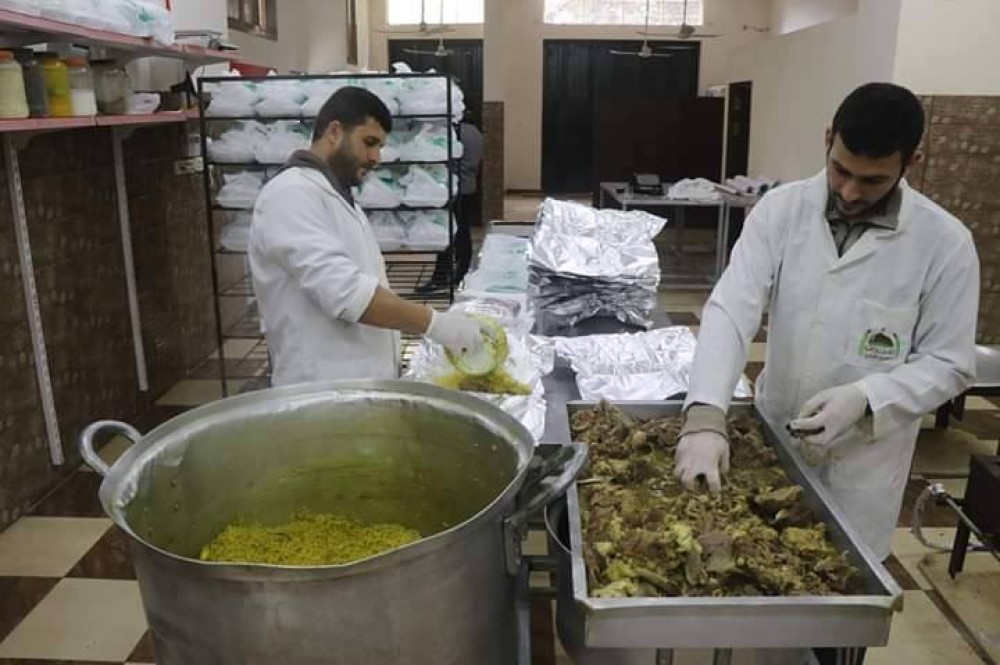 تكية غزة الخيرية توزع (200) وجبة طعام على الأسر المحتاجة