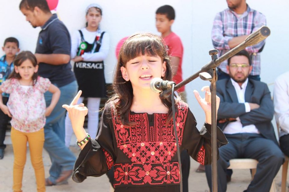 طفلة تشد خلال يوم ترفيهي في الزنة