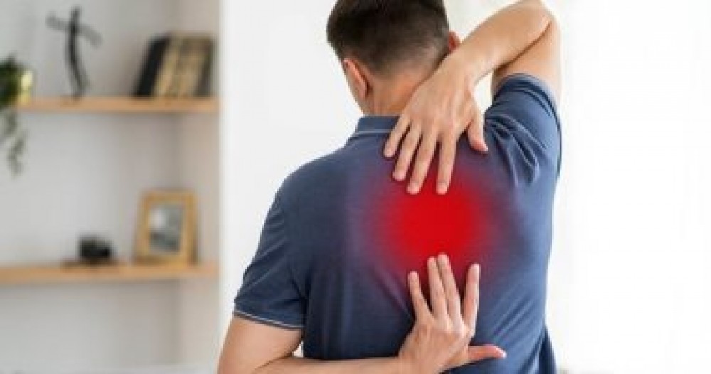 ألم الظهر قد يكون علامة على السرطان.. كيف يختلف عن الآلام المعتادة؟