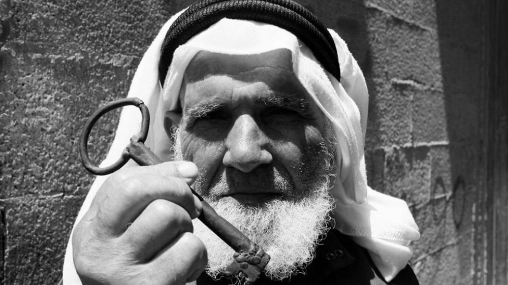 مسن فلسطيني لاجئ 