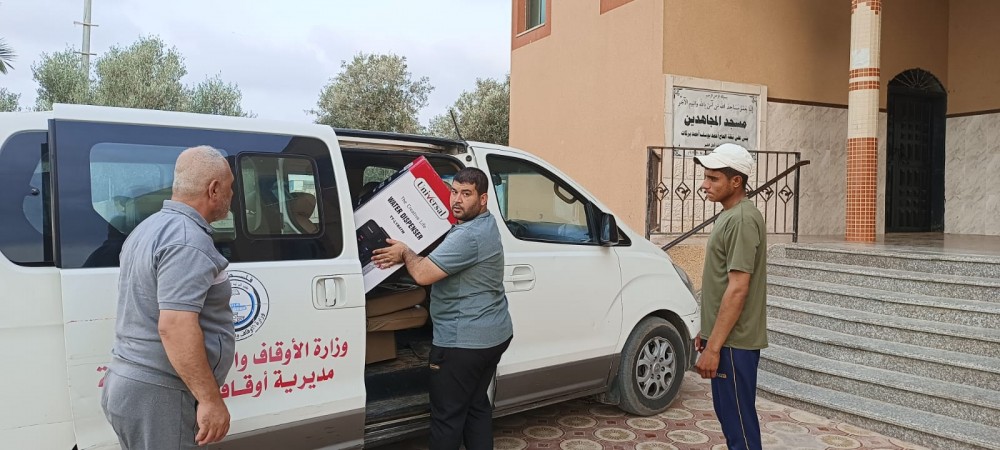 أوقاف الوسطى توزع ثلاجات مياه لعدد من مساجد المحافظة
