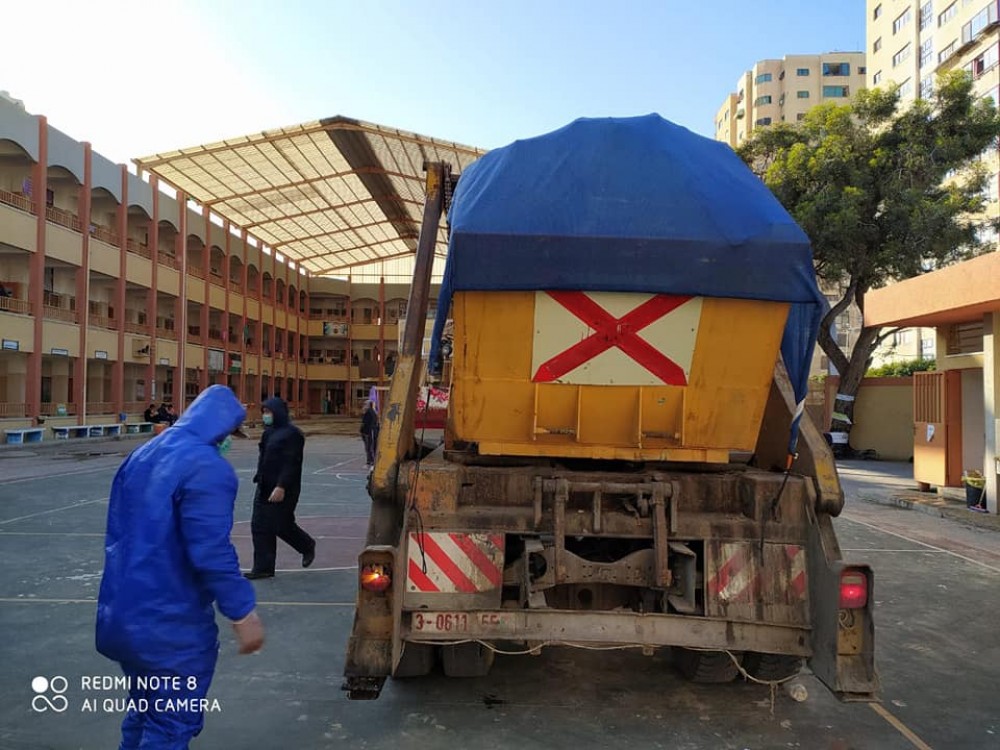 بلدية غزة تواصل ترحيل نفايات مراكز الحجر الصحي بشكل آمن