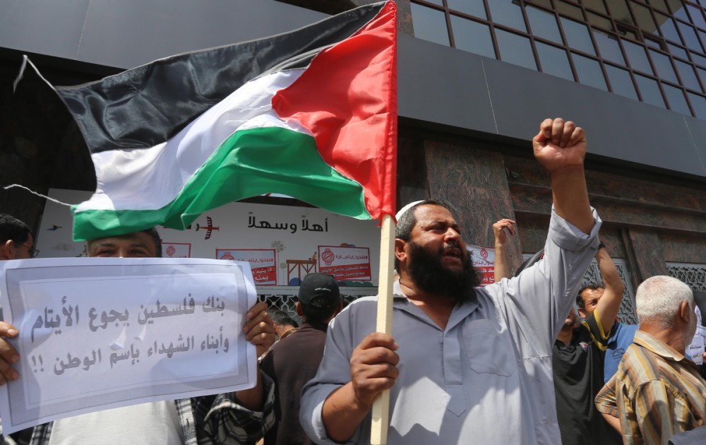 اعتصام أمام بنك فلسطين