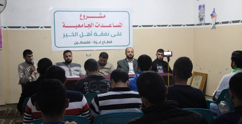 الكتلة الإسلامية تقدم مساعدات نقدية لـ 20 طالب بمعسكر جباليا