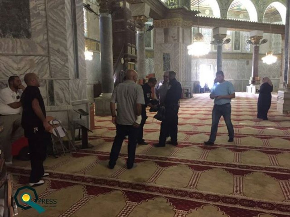 جانب من اعتقال موظفي لجنة الإعمار بالأقصى 