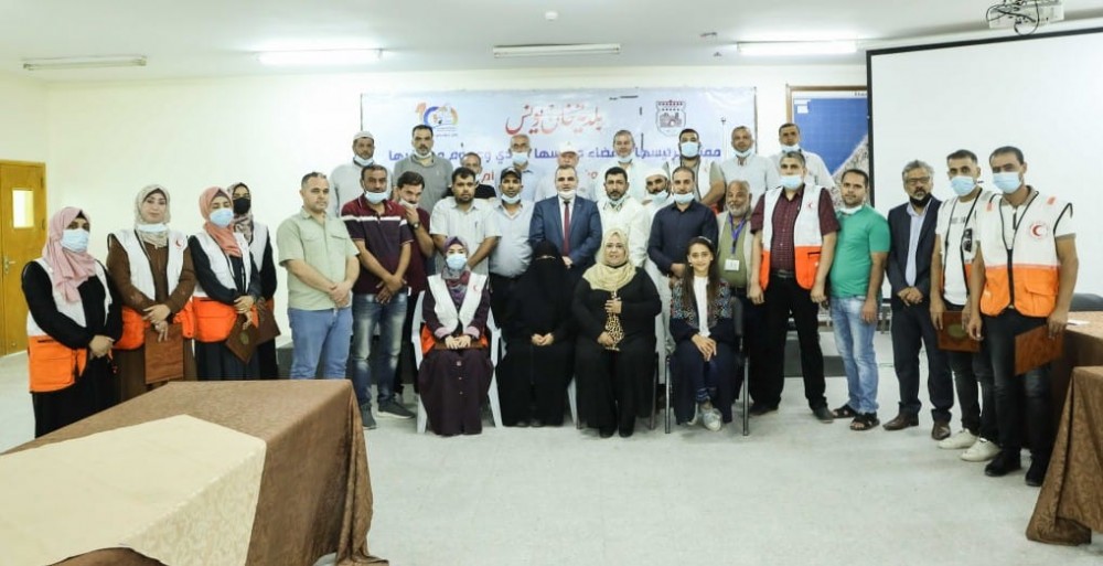 بلدية خان يونس تُكرم موظفو جمعية الهلال الأحمر الفلسطيني