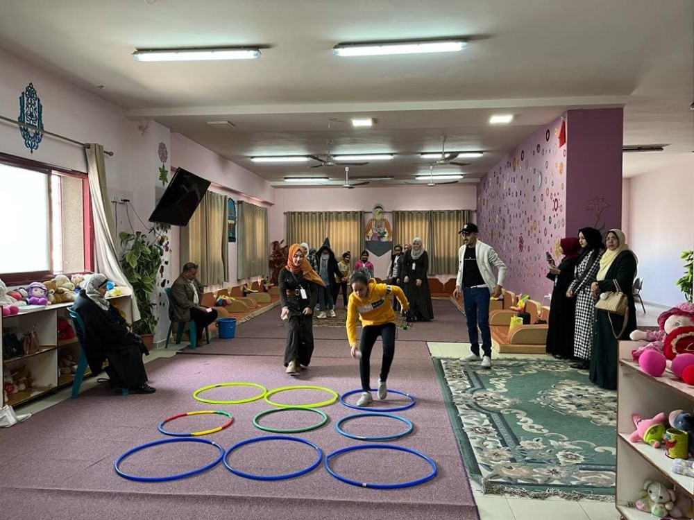طالبات كلية مجتمع الأقصى ينفذن فعالية رسم البسمة للأطفال اليتامى