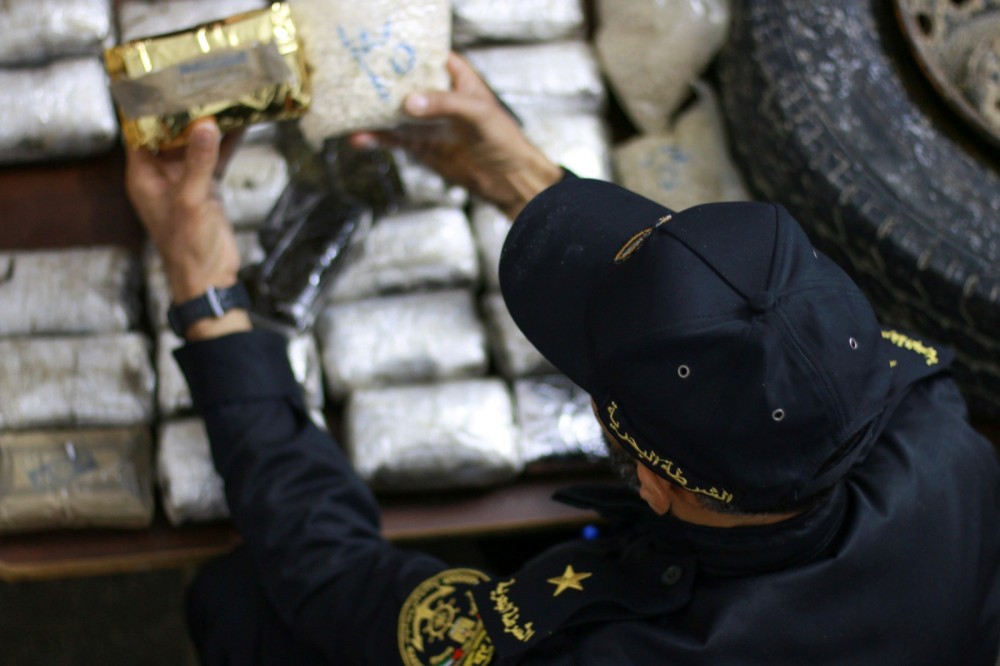 الشرطة البحرية تضبط 130 فرش حشيش وحبوباً مخدرة بخانيونس