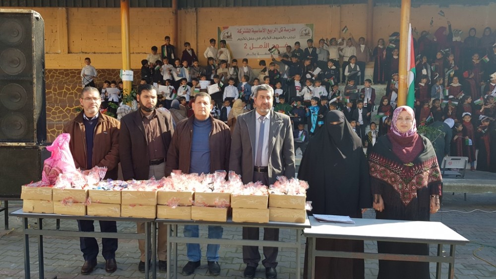 تعليم شمال غزة يكرّم الطلبة المتفوقين بمدرسة 