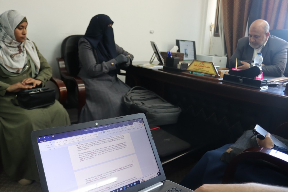السياحة تتسلم نسخة مترجمة للدليل الأثري بالإنجليزية 