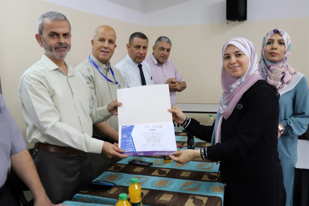 تعليم غرب غزة تكرم المعلمين المُجتازين دورة الإدارة المدرسية
