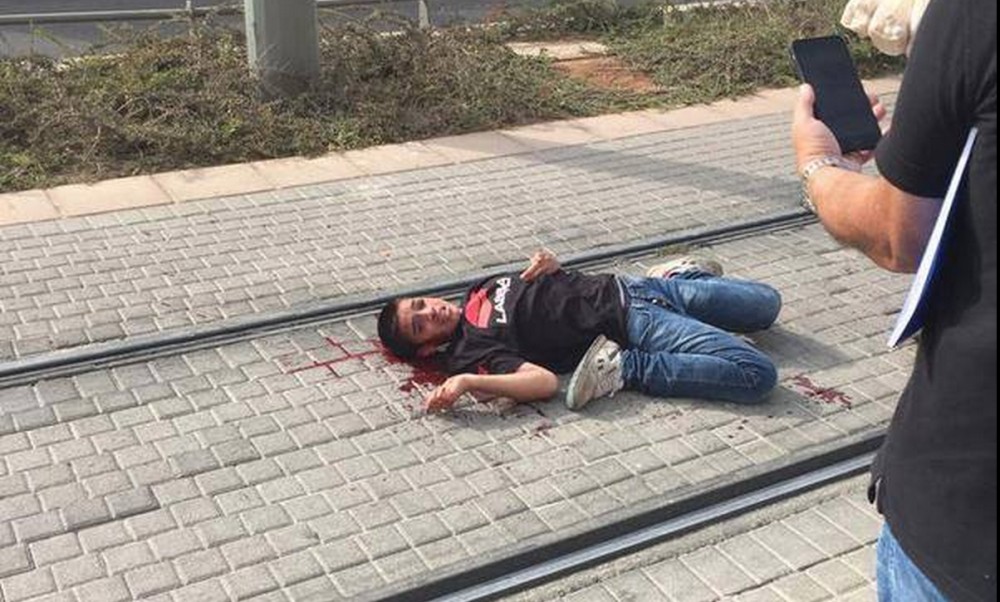 الطفل أحمد مناصرة مصاب وملقي على الأرض