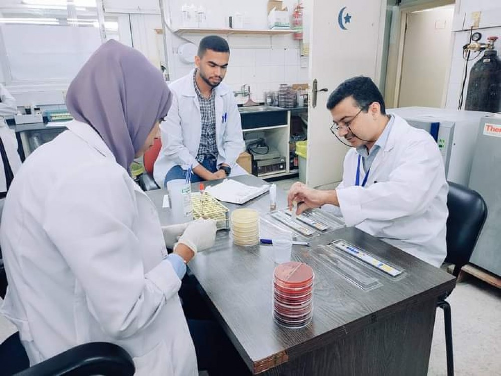  مختبر مستشفى الرنتيسي النصر يجري ٤٠ ألف فحص مخبري