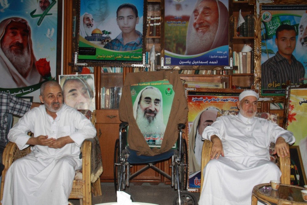 جانب من زيارة بحر لأسرة الشهيد الشيخ احمد ياسين