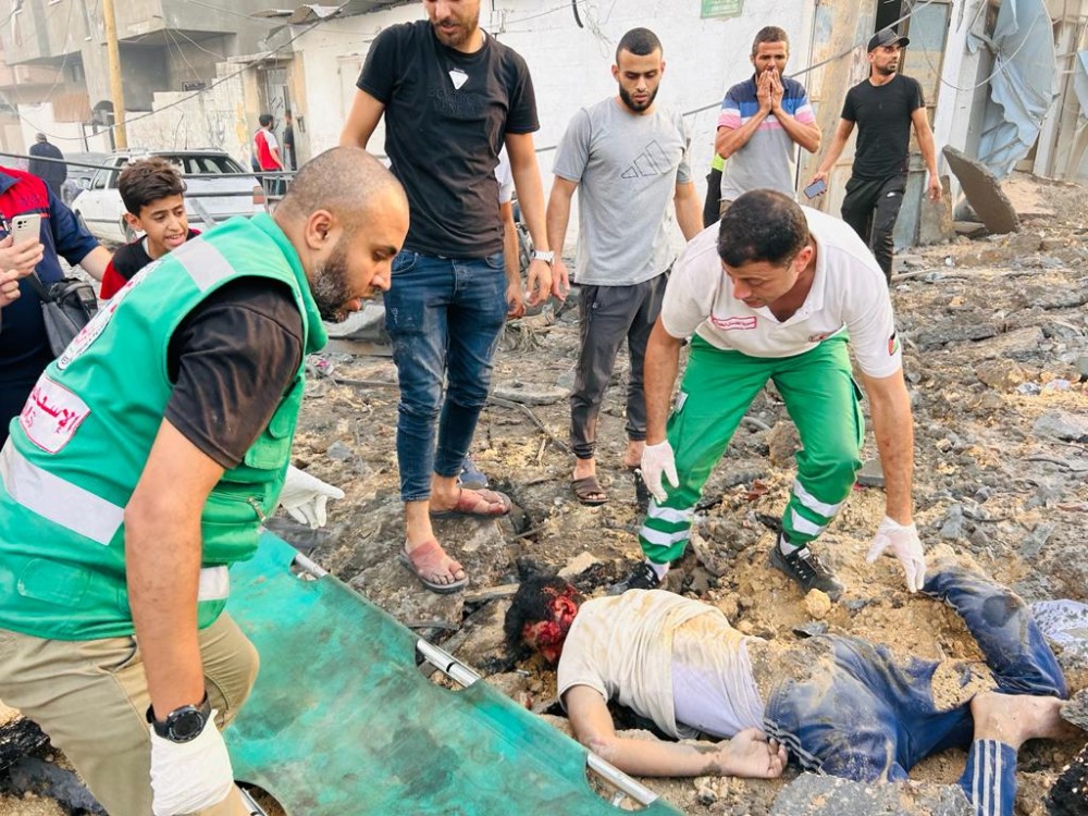جانب من انتشال الشهداء من تحت أنقاض المنازل المدمرة 