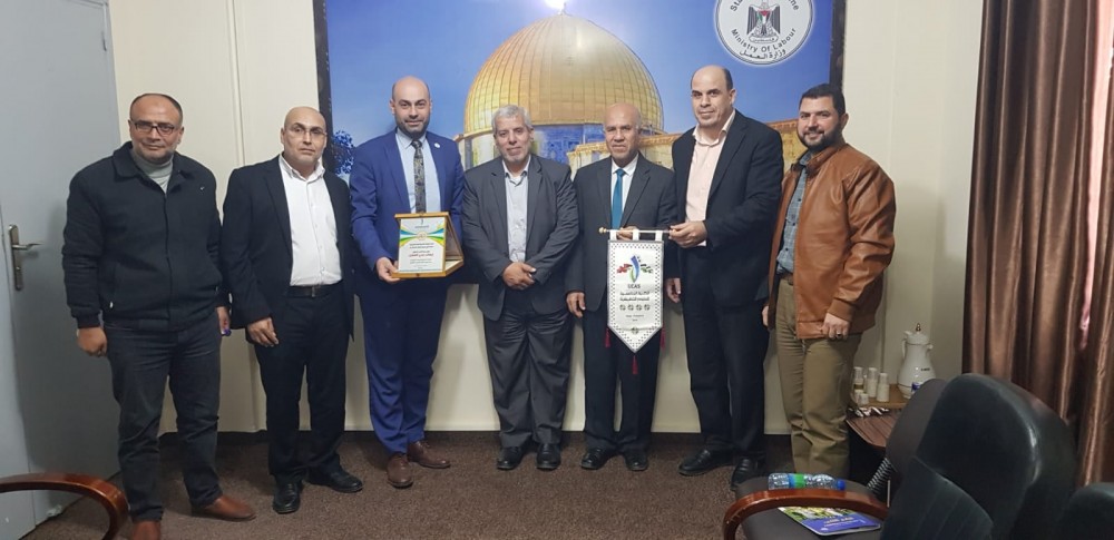  العمل تناقش تطوير التخصصات المهنية مع كلية العلوم التطبيقية